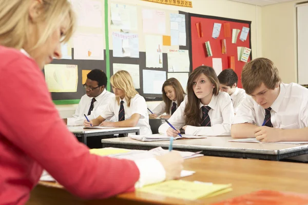 Tonårselever som studerar i klassrum med lärare — Stockfoto