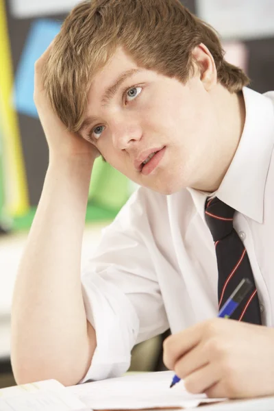 Stressé mâle adolescent étudiant dans la salle de classe — Photo