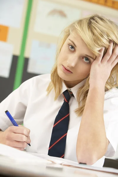 Stressato femmina adolescente studente studiare in classe — Foto Stock