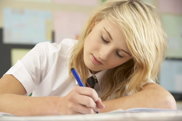 Kvinnliga tonåriga student som studerar i klassrummet — Stockfoto