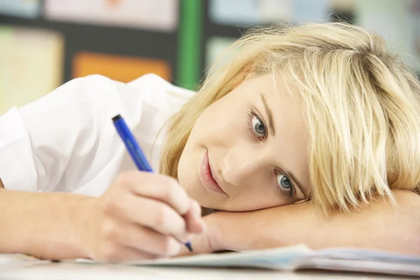 Sınıfta okuyan genç kız öğrenci — Stok fotoğraf