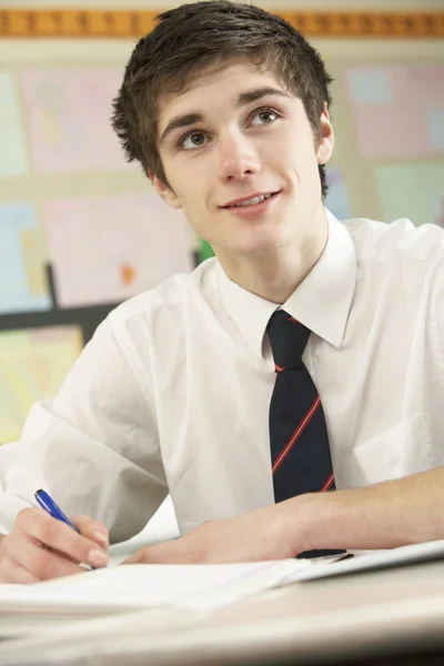 Estudante adolescente do sexo masculino estudando na sala de aula — Fotografia de Stock