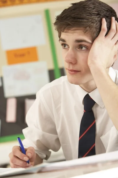 Stressé mâle adolescent étudiant dans la salle de classe — Photo