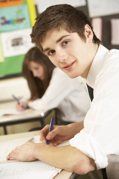 Homme adolescent étudiant étudiant dans la salle de classe — Photo