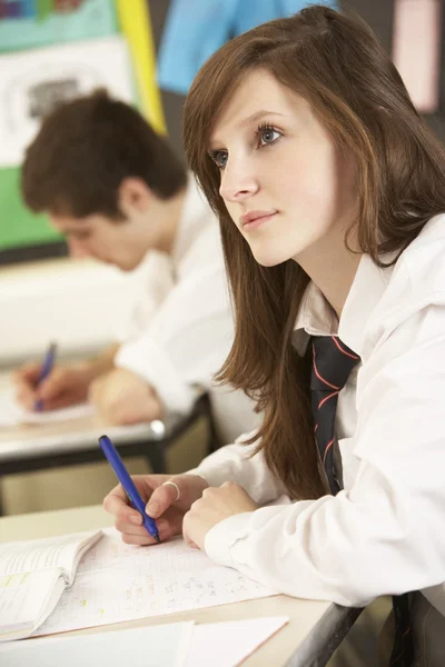 Vrouwelijke tiener student studeert in klas — Stockfoto