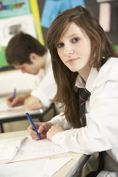 Vrouwelijke tiener student studeert in klas — Stockfoto