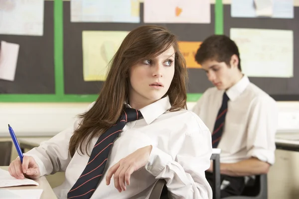 Kvinnliga tonåriga student som studerar i klassrummet — Stockfoto