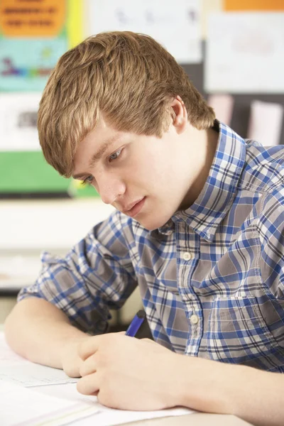 Studente adolescente maschio che studia in classe — Foto Stock