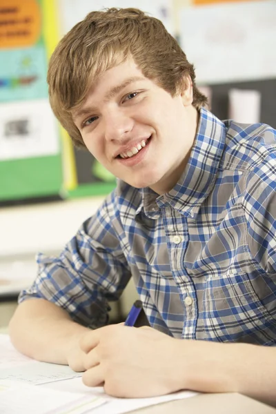 Estudiante adolescente masculino que estudia en clase — Foto de Stock
