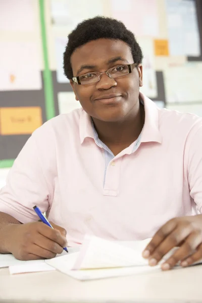 Mężczyzna nastolatek student studia w klasie — Zdjęcie stockowe