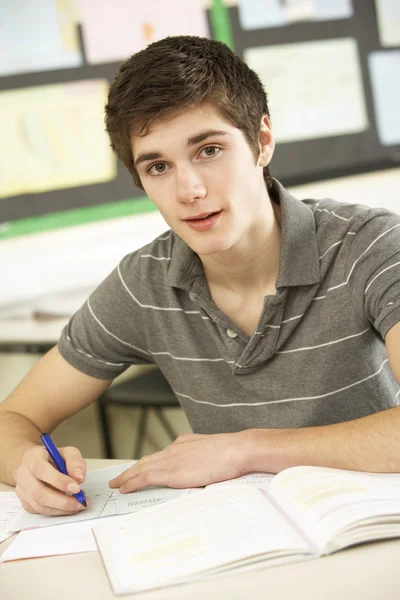 Estudante adolescente do sexo masculino estudando na sala de aula — Fotografia de Stock