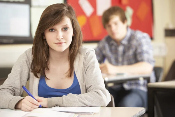 Studentessa adolescente che studia in classe — Foto Stock