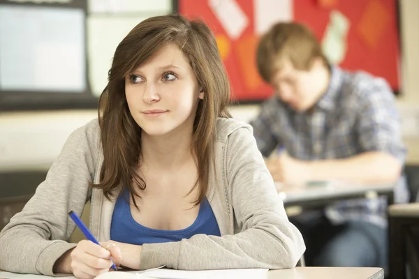 Estudiante Adolescente Femenina Estudiando en el aula — Foto de Stock