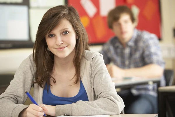 Estudante adolescente do sexo feminino estudando na sala de aula — Fotografia de Stock