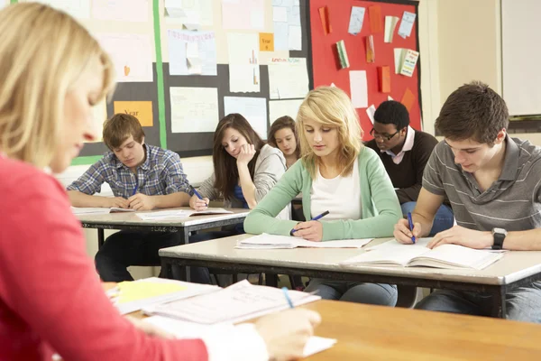 Έφηβοι μαθητές που σπουδάζουν στην τάξη με δάσκαλο — Φωτογραφία Αρχείου