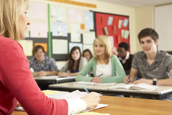 Estudantes adolescentes estudando em sala de aula com professor — Fotografia de Stock