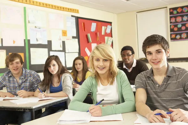 Estudiantes adolescentes que estudian en clase — Foto de Stock