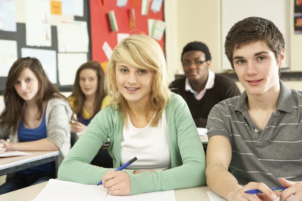 Nastoletnie studentów studiujących w klasie — Zdjęcie stockowe