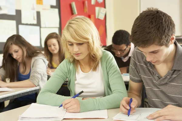 Teenage studenter som studerar i klassrummet — Stockfoto