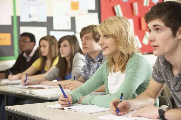 Teenager lernen im Klassenzimmer — Stockfoto