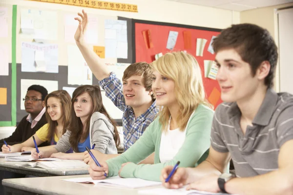 Estudiantes adolescentes que estudian en el aula respondiendo a una pregunta — Foto de Stock