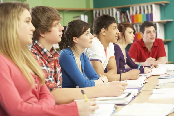 Estudantes adolescentes estudando na sala de aula — Fotografia de Stock