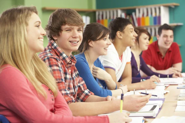 Estudantes adolescentes estudando na sala de aula — Fotografia de Stock