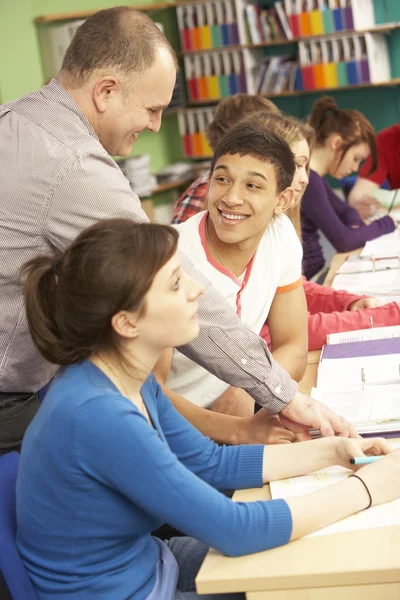 Estudiantes adolescentes que estudian en el aula con el tutor — Foto de Stock