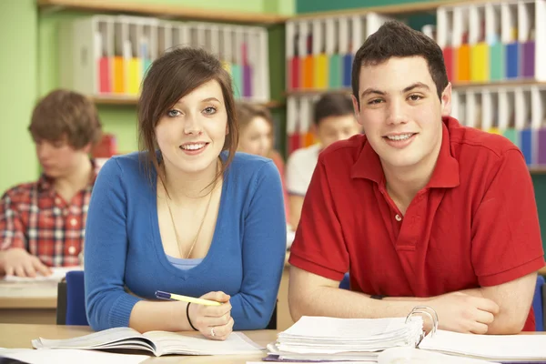 Estudiantes adolescentes que estudian en clase — Foto de Stock