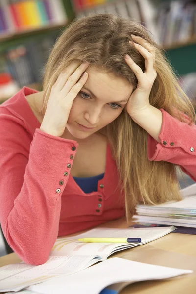 Estudante adolescente feminina estressada estudando na sala de aula — Fotografia de Stock