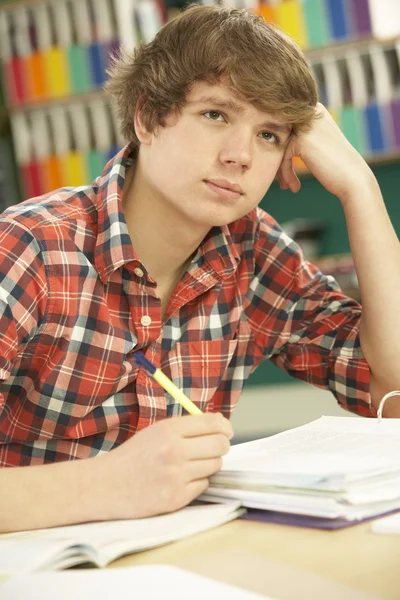 Estressado Masculino Adolescente Estudante Estudando na Sala de Aula — Fotografia de Stock