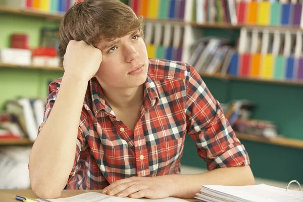 Adolescente do sexo masculino estudante em trabalhar na sala de aula — Fotografia de Stock