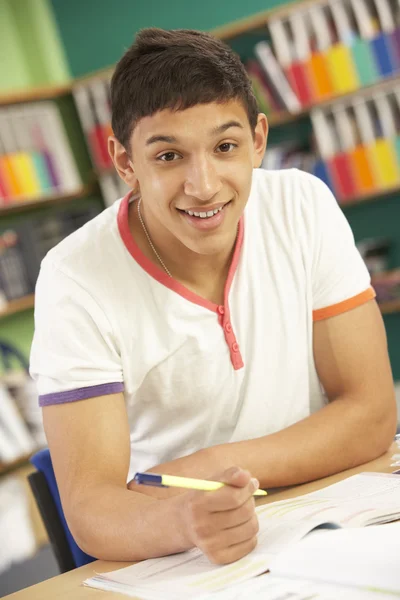 Dospívající muž student v práci v učebně — Stock fotografie