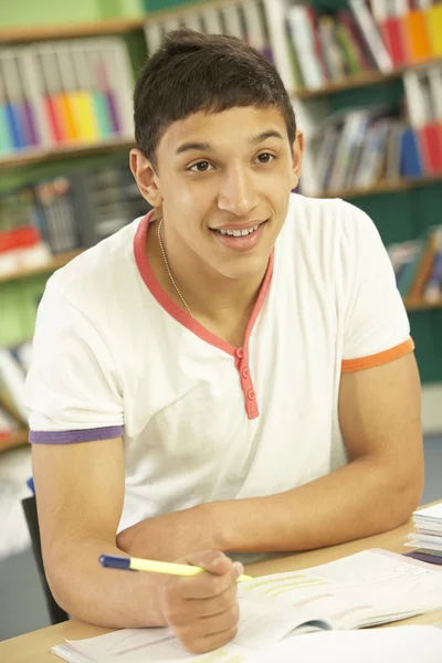 Teenager männlichen Studenten bei der Arbeit im Klassenzimmer — Stockfoto