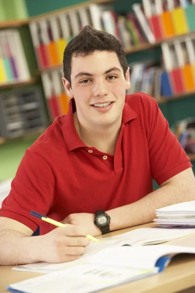 Teenage manlig student i arbetet i klassrummet — Stockfoto