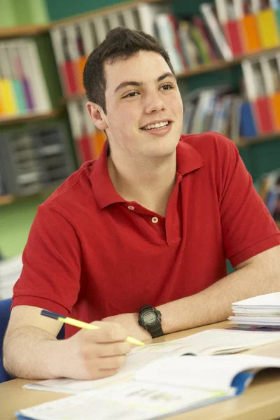 Adolescente estudiante masculino trabajando en el aula —  Fotos de Stock
