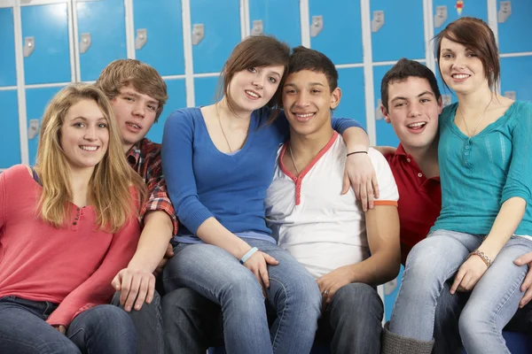 Adolescentes estudiantes relajarse por casilleros en la escuela —  Fotos de Stock