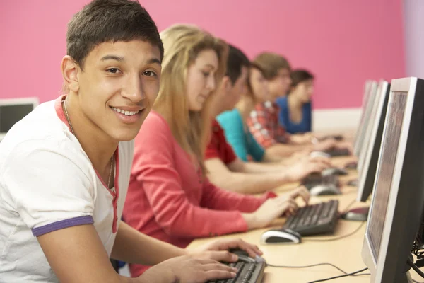 그것에 10 대 학생 들 교실에서 컴퓨터를 사용 하 여 클래스 — 스톡 사진