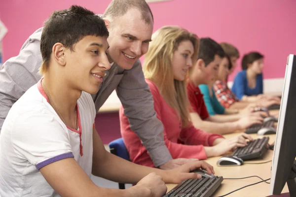 Studenti adolescenti in classe IT utilizzando i computer in classe con T — Foto Stock