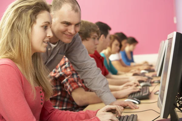 Estudiantes adolescentes en clase de TI usando computadoras en el aula con T —  Fotos de Stock