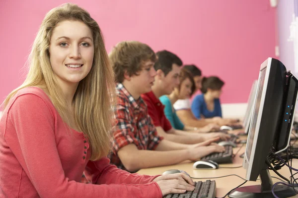 Tizenéves diákok ez osztály segítségével számítógépek osztályteremben — Stock Fotó
