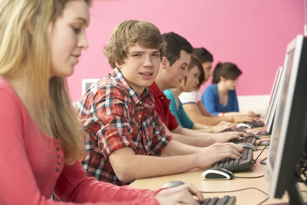 Estudiantes adolescentes en clase de TI usando computadoras en el aula — Foto de Stock