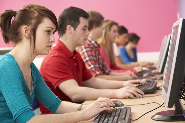 Tonåriga elever i det klass använder datorer i klassrummet — Stockfoto