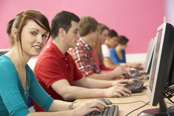 Підліткові студенти в ІТ класі Використовуючи комп'ютери в класі — стокове фото