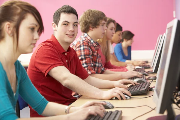 Tizenéves diákok ez osztály segítségével számítógépek osztályteremben — Stock Fotó
