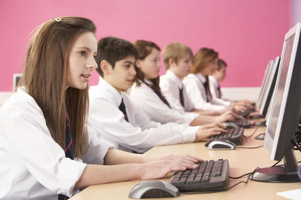 Sınıf içindeki genç öğrenci sınıfta bilgisayar kullanma — Stok fotoğraf
