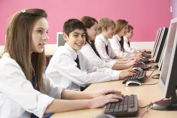 Tonåriga elever i det klass använder datorer i klassrummet — Stockfoto