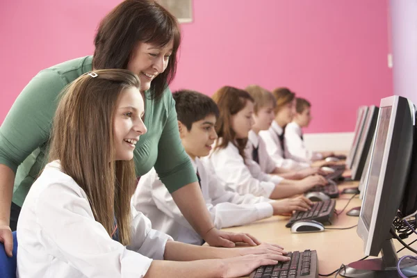 Estudantes adolescentes na classe de TI usando computadores na sala de aula com T — Fotografia de Stock