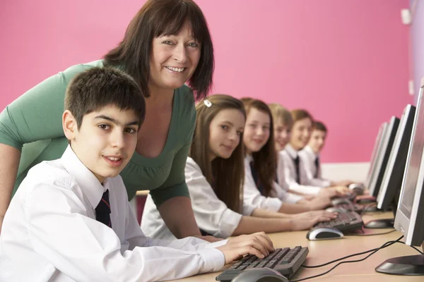 Sınıf içindeki genç öğrenci sınıf t ile bilgisayar kullanarak — Stok fotoğraf