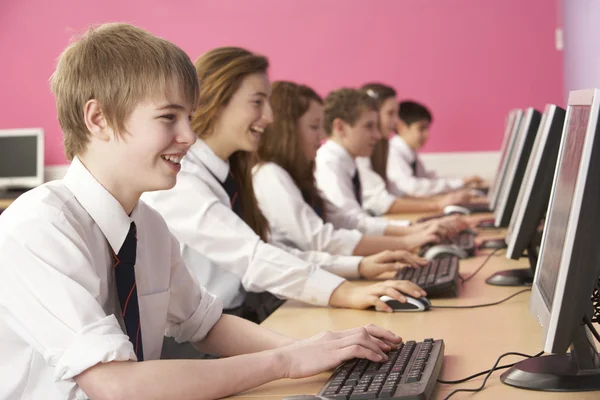 Teenager im Unterricht mit Computern im Klassenzimmer — Stockfoto